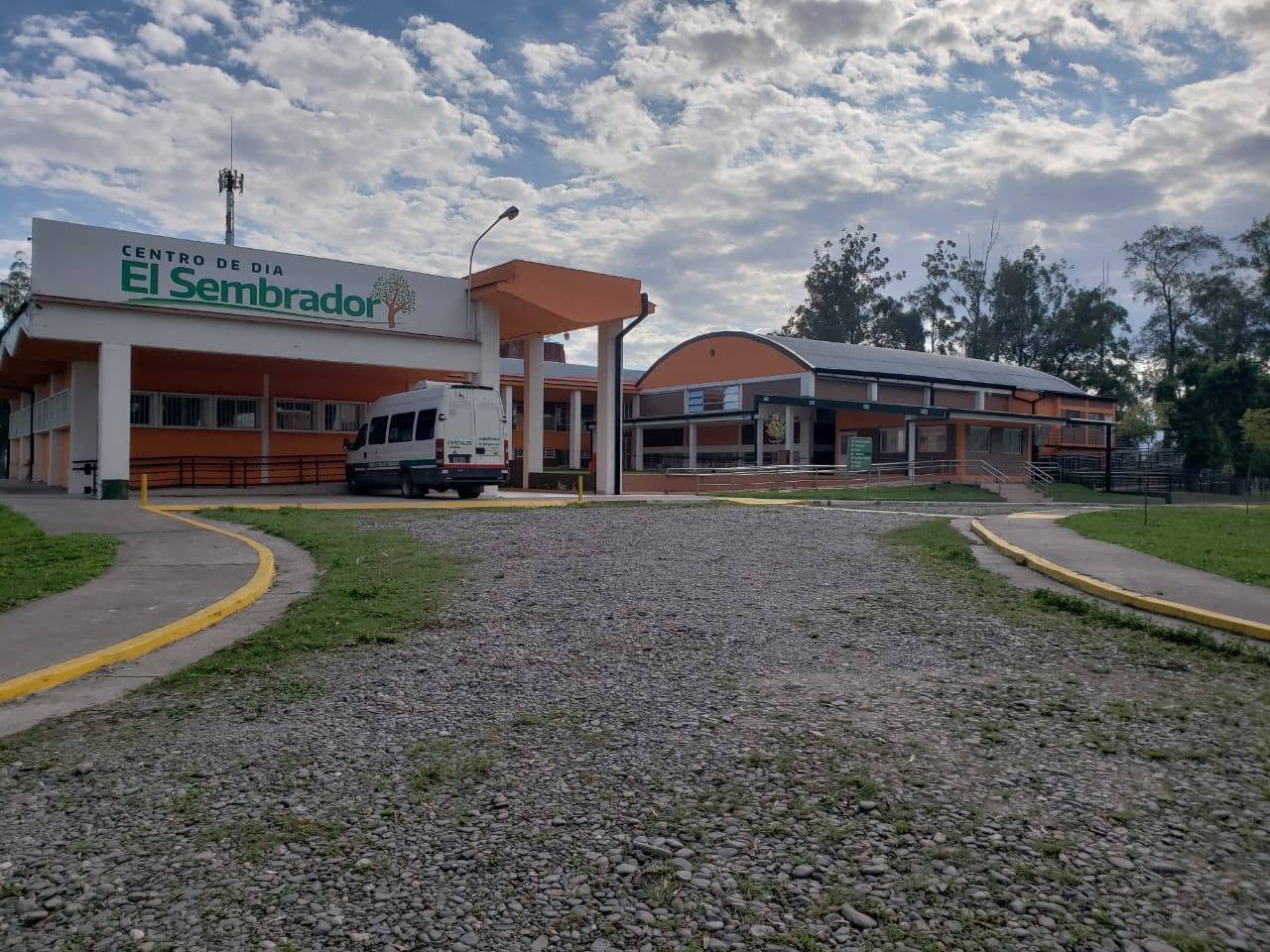 Frente del Centro de Día El Sembrador rodeado de espacios verdes